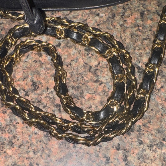 Metrocity Quilted bucket Crossbody with Gold Chain Strap EXCELLENT CONDITION! - Picture 3 of 7